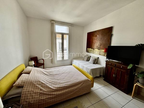 Situé en plein cœur du centre-ville de Sète, cet ensemble immobilier de 128 m², niché au deuxième étage d’un immeuble intimiste de seulement quatre lots, offre de nombreuses possibilités, aussi bien pour une résidence principale que pour un projet d’investissement.

Dès l’entrée, un hall distribue l’espace nuit composé de deux chambres, dont une particulièrement spacieuse, de deux dressings, d’une salle d’eau et d’un WC indépendant.

La pièce de vie, chaleureuse et lumineuse, accueille une cuisine ouverte sur le salon-séjour. Cet espace s’ouvre directement sur une agréable terrasse, véritable prolongement de l’habitation en plein centre-ville. La suite parentale, intégrée à cette partie de l’appartement, bénéficie de sa propre salle d’eau, offrant un espace confortable et préservé.

Un studio indépendant complète ce bien. Grâce à son accès privatif, il pourra parfaitement convenir à un projet locatif, à une activité professionnelle, à un logement pour un proche ou encore à un espace dédié au télétravail.

Deux greniers viennent également compléter l’ensemble et offrent un potentiel d’aménagement supplémentaire selon vos besoins.

Ce bien se distingue par sa configuration atypique et sa grande modularité. Il s’adresse aussi bien aux familles qu’aux investisseurs ou aux acquéreurs souhaitant associer habitation et rendement locatif.

Enfin, une place de parking est proposée en supplément, un véritable atout dans ce secteur très recherché du centre-ville de Sète.

Un bien aux multiples possibilités, à découvrir sans tarder.