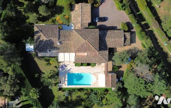 ROQUEBRUNE-SUR-ARGENS – Propriété de charme au cœur d’un écrin de verdure