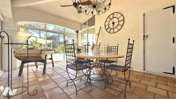 ROQUEBRUNE-SUR-ARGENS – Propriété de charme au cœur d’un écrin de verdure