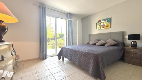 ROQUEBRUNE-SUR-ARGENS – Propriété de charme au cœur d’un écrin de verdure