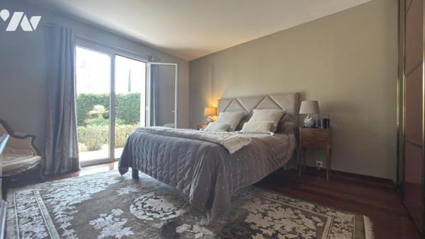 ROQUEBRUNE-SUR-ARGENS – Propriété de charme au cœur d’un écrin de verdure