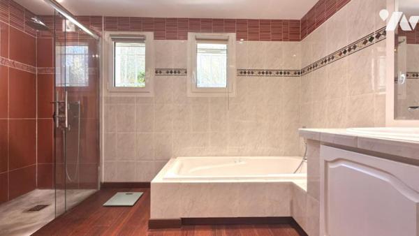 ROQUEBRUNE-SUR-ARGENS – Propriété de charme au cœur d’un écrin de verdure