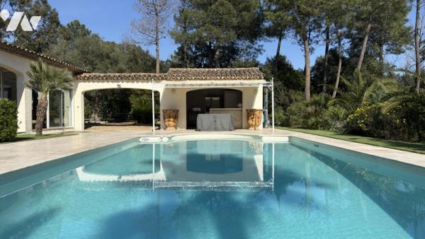 ROQUEBRUNE-SUR-ARGENS – Propriété de charme au cœur d’un écrin de verdure