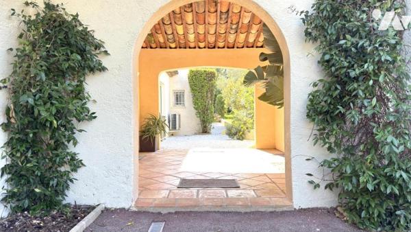 ROQUEBRUNE-SUR-ARGENS – Propriété de charme au cœur d’un écrin de verdure