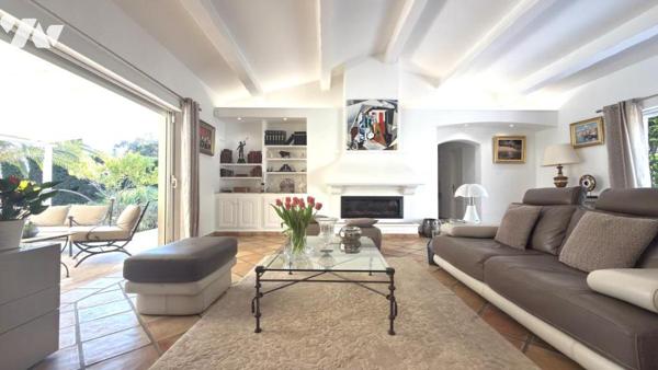 ROQUEBRUNE-SUR-ARGENS – Propriété de charme au cœur d’un écrin de verdure