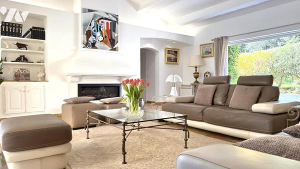 ROQUEBRUNE-SUR-ARGENS – Propriété de charme au cœur d’un écrin de verdure