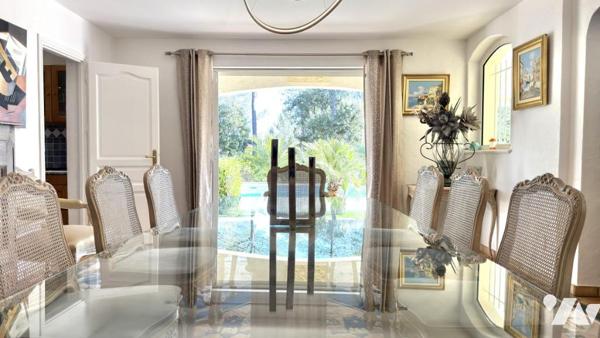 ROQUEBRUNE-SUR-ARGENS – Propriété de charme au cœur d’un écrin de verdure