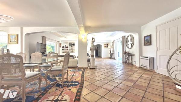 ROQUEBRUNE-SUR-ARGENS – Propriété de charme au cœur d’un écrin de verdure