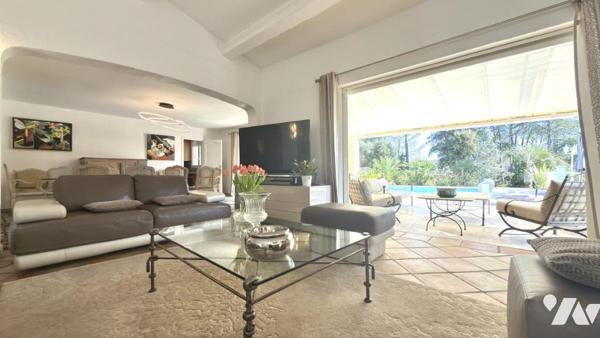 ROQUEBRUNE-SUR-ARGENS – Propriété de charme au cœur d’un écrin de verdure