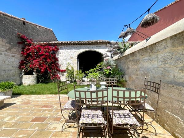 MAISON INTRA-MUROS AVEC PATIO PISCINE ET GARAGE