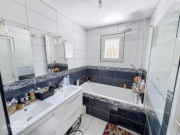 SAINT-CHAMOND – SECTEUR CLOS MARQUET – MAISON CONTEMPORAINE DE PLAIN-PIED – 102 M² – 4 CHAMBRES – DPE B