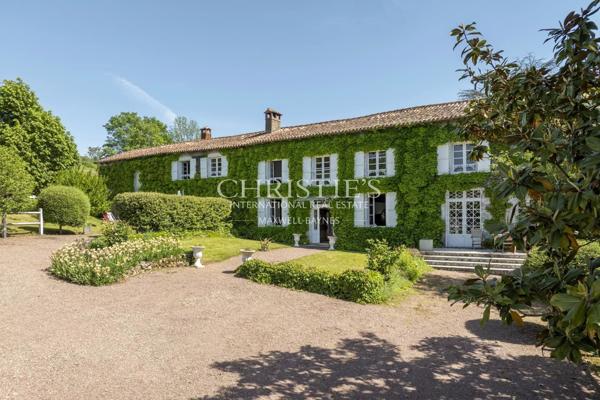 CHARENTE – TRES BELLE LONGERE