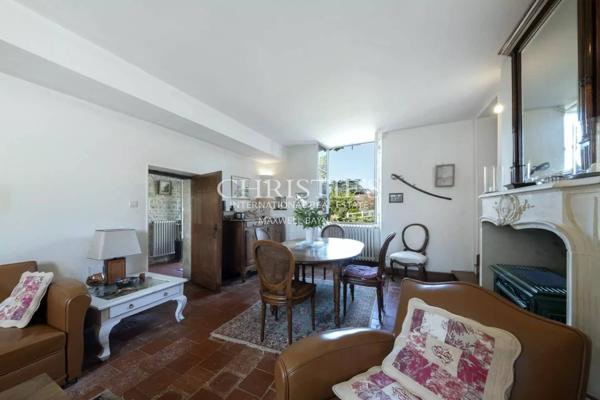 CHARENTE – TRES BELLE LONGERE