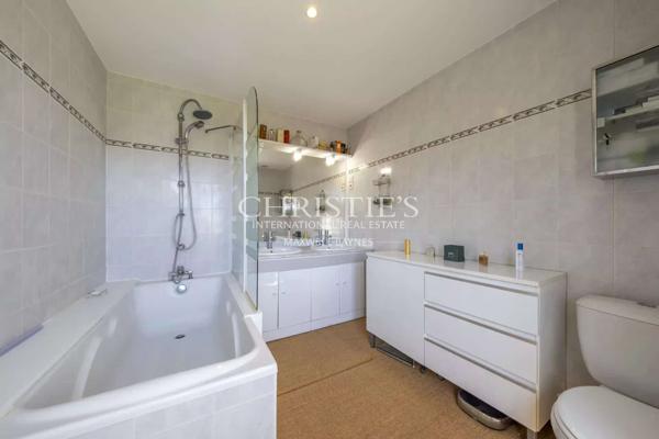 CHARENTE – TRES BELLE LONGERE