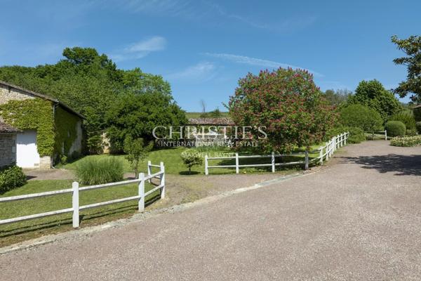 CHARENTE – TRES BELLE LONGERE