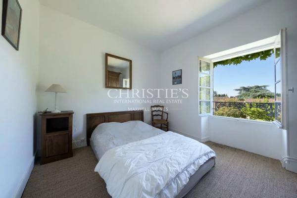 CHARENTE – TRES BELLE LONGERE