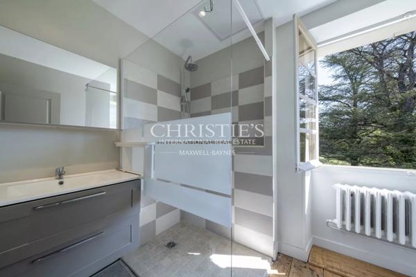 CHARENTE – TRES BELLE LONGERE