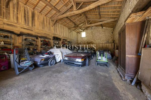 CHARENTE – TRES BELLE LONGERE