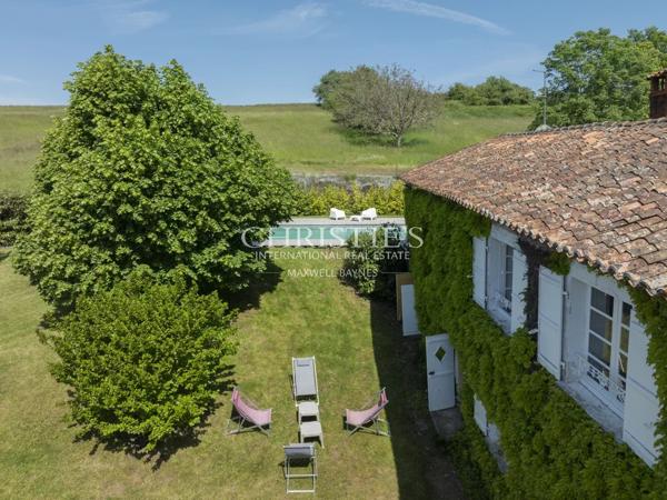 CHARENTE – TRES BELLE LONGERE