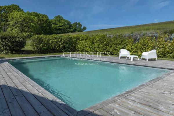 CHARENTE – TRES BELLE LONGERE