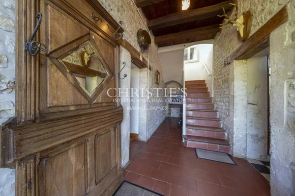 CHARENTE – TRES BELLE LONGERE