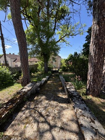 Côte d'Or : Bâtisse bourguignonne de 450m² dont 260 m² rénové (plain pied) , annexes, garages sur 4000m² Sainte-Colombe-sur-Seine (21400)