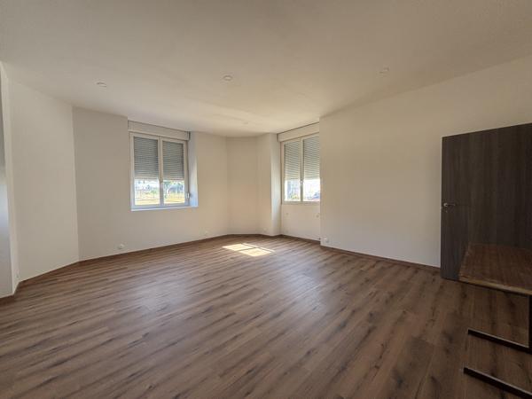 Côte d'Or : Bâtisse bourguignonne de 450m² dont 260 m² rénové (plain pied) , annexes, garages sur 4000m² Sainte-Colombe-sur-Seine (21400)