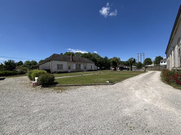 Côte d'Or : Bâtisse bourguignonne de 450m² dont 260 m² rénové (plain pied) , annexes, garages sur 4000m² Sainte-Colombe-sur-Seine (21400)
