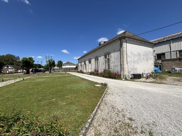 Côte d'Or : Bâtisse bourguignonne de 450m² dont 260 m² rénové (plain pied) , annexes, garages sur 4000m² Sainte-Colombe-sur-Seine (21400)