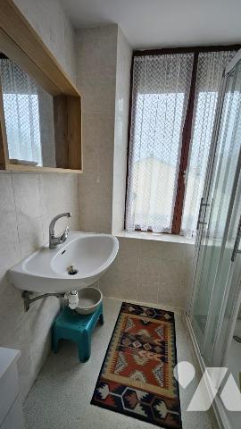 A vendre à VIVONNE, Une maison d'habitation de 135m² avec jardins et dépendances 