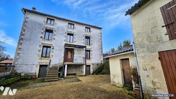 A vendre à VIVONNE, Une maison d'habitation de 135m² avec jardins et dépendances 