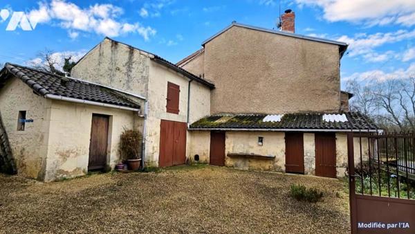 A vendre à VIVONNE, Une maison d'habitation de 135m² avec jardins et dépendances 