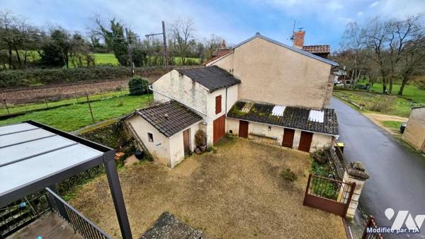 A vendre à VIVONNE, Une maison d'habitation de 135m² avec jardins et dépendances 