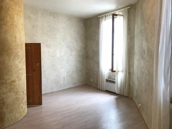 Immeuble à vendre    2 pièces •  Châteaurenard