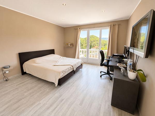 A VENDRE - CONTES LA VERNEA - VILLA DE 132 M² 5 PIECES - TERRAIN 500 M² - GARAGE - PARKING
