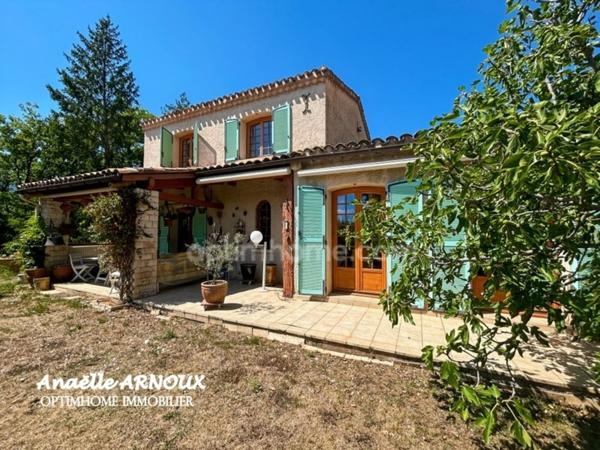 Villa provençale authentique avec grand terrain dont une partie boisée, piscine, terrasse et garage