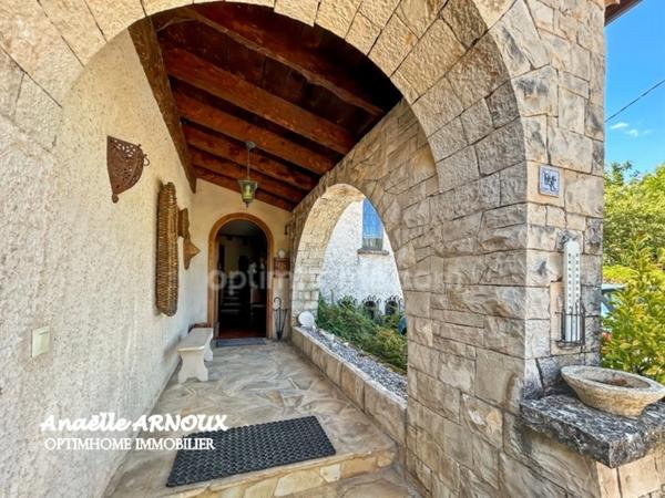 Villa provençale authentique avec grand terrain dont une partie boisée, piscine, terrasse et garage
