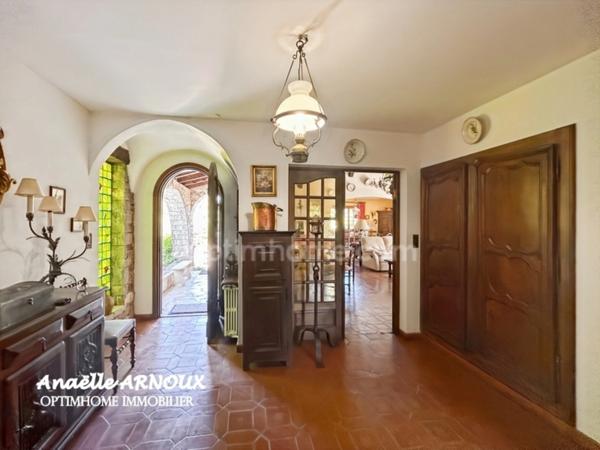 Villa provençale authentique avec grand terrain dont une partie boisée, piscine, terrasse et garage