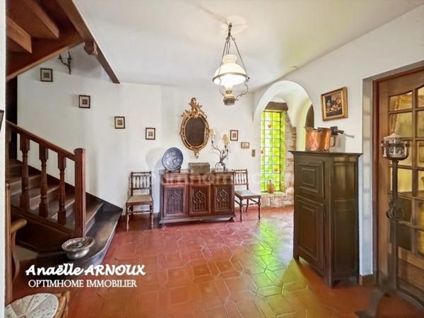 Villa provençale authentique avec grand terrain dont une partie boisée, piscine, terrasse et garage