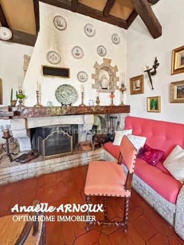 Villa provençale authentique avec grand terrain dont une partie boisée, piscine, terrasse et garage