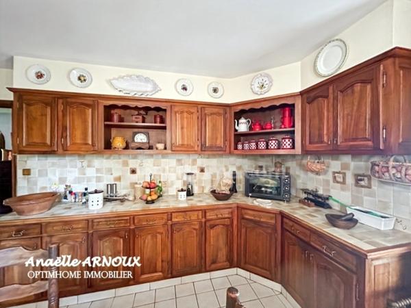 Villa provençale authentique avec grand terrain dont une partie boisée, piscine, terrasse et garage