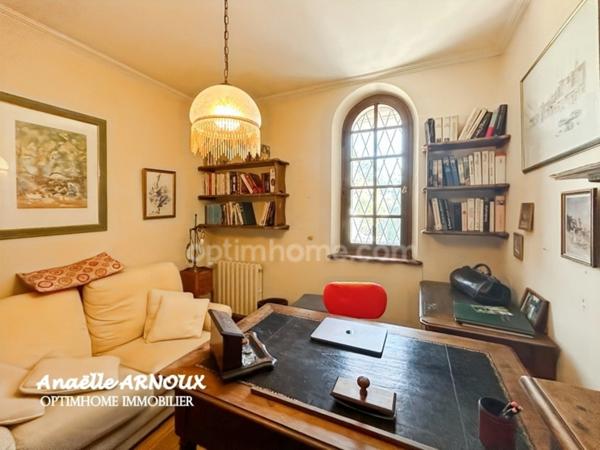 Villa provençale authentique avec grand terrain dont une partie boisée, piscine, terrasse et garage