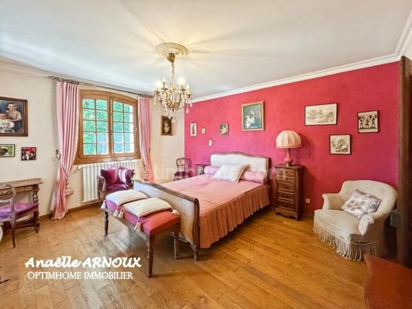 Villa provençale authentique avec grand terrain dont une partie boisée, piscine, terrasse et garage