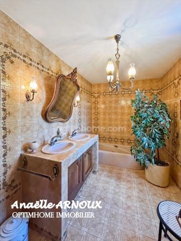 Villa provençale authentique avec grand terrain dont une partie boisée, piscine, terrasse et garage