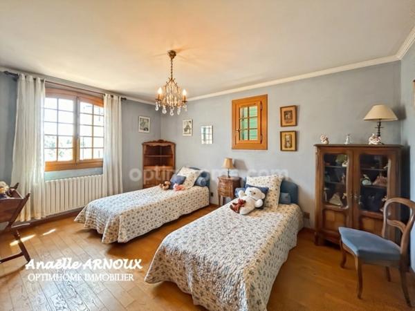 Villa provençale authentique avec grand terrain dont une partie boisée, piscine, terrasse et garage