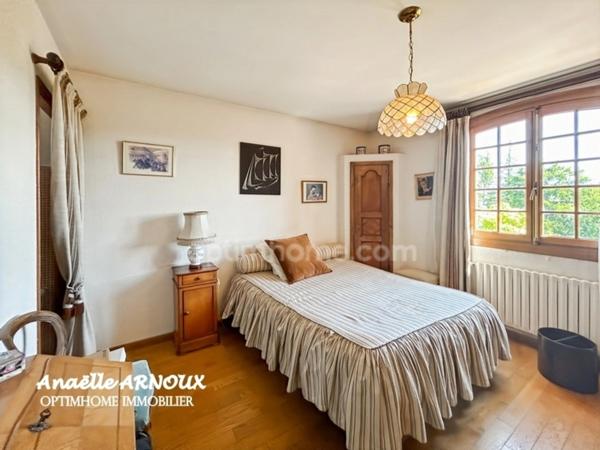 Villa provençale authentique avec grand terrain dont une partie boisée, piscine, terrasse et garage