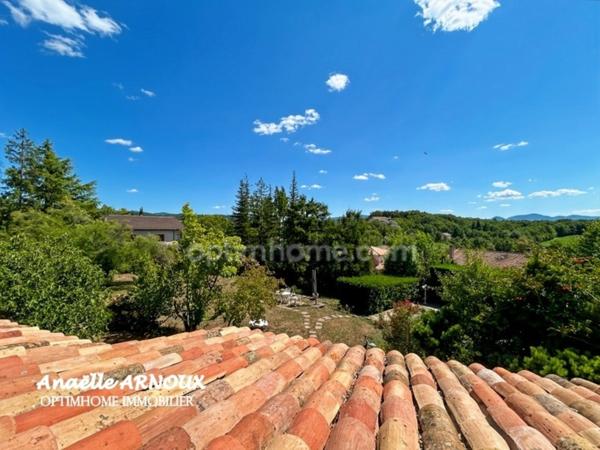 Villa provençale authentique avec grand terrain dont une partie boisée, piscine, terrasse et garage