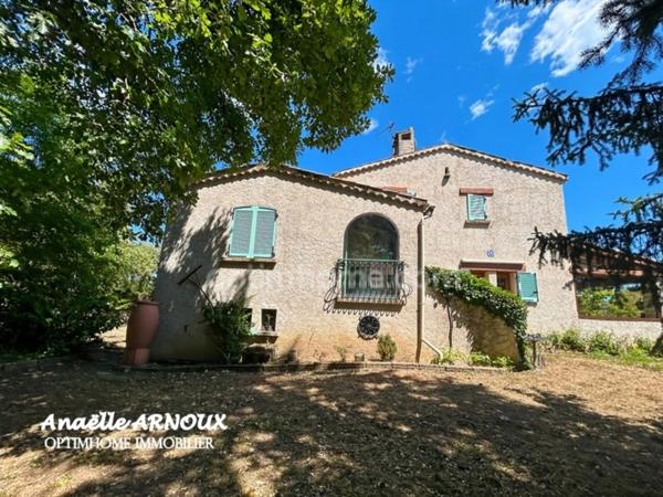 Villa provençale authentique avec grand terrain dont une partie boisée, piscine, terrasse et garage