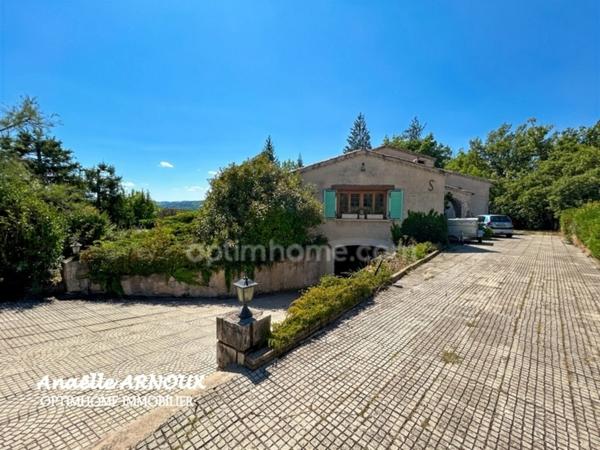 Villa provençale authentique avec grand terrain dont une partie boisée, piscine, terrasse et garage