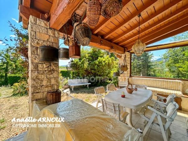 Villa provençale authentique avec grand terrain dont une partie boisée, piscine, terrasse et garage